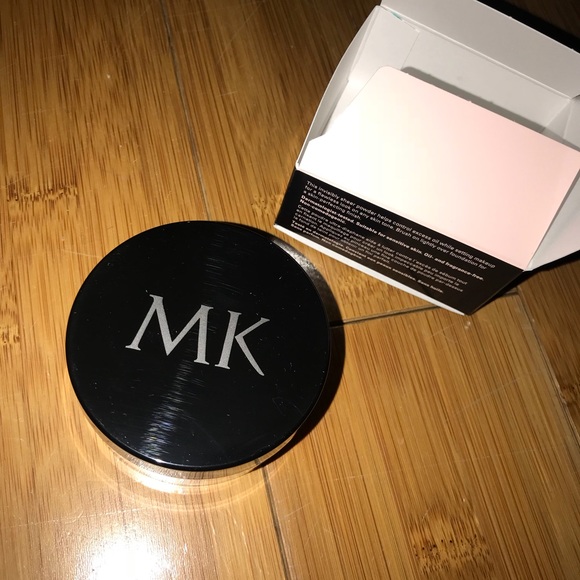 New Mary Kay Translucent Loose Powder - Picture 2 of 3